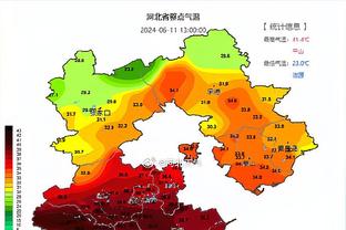 怎能不泪流满面？中场致敬环节结束后 韦德和热火全队拥抱致意